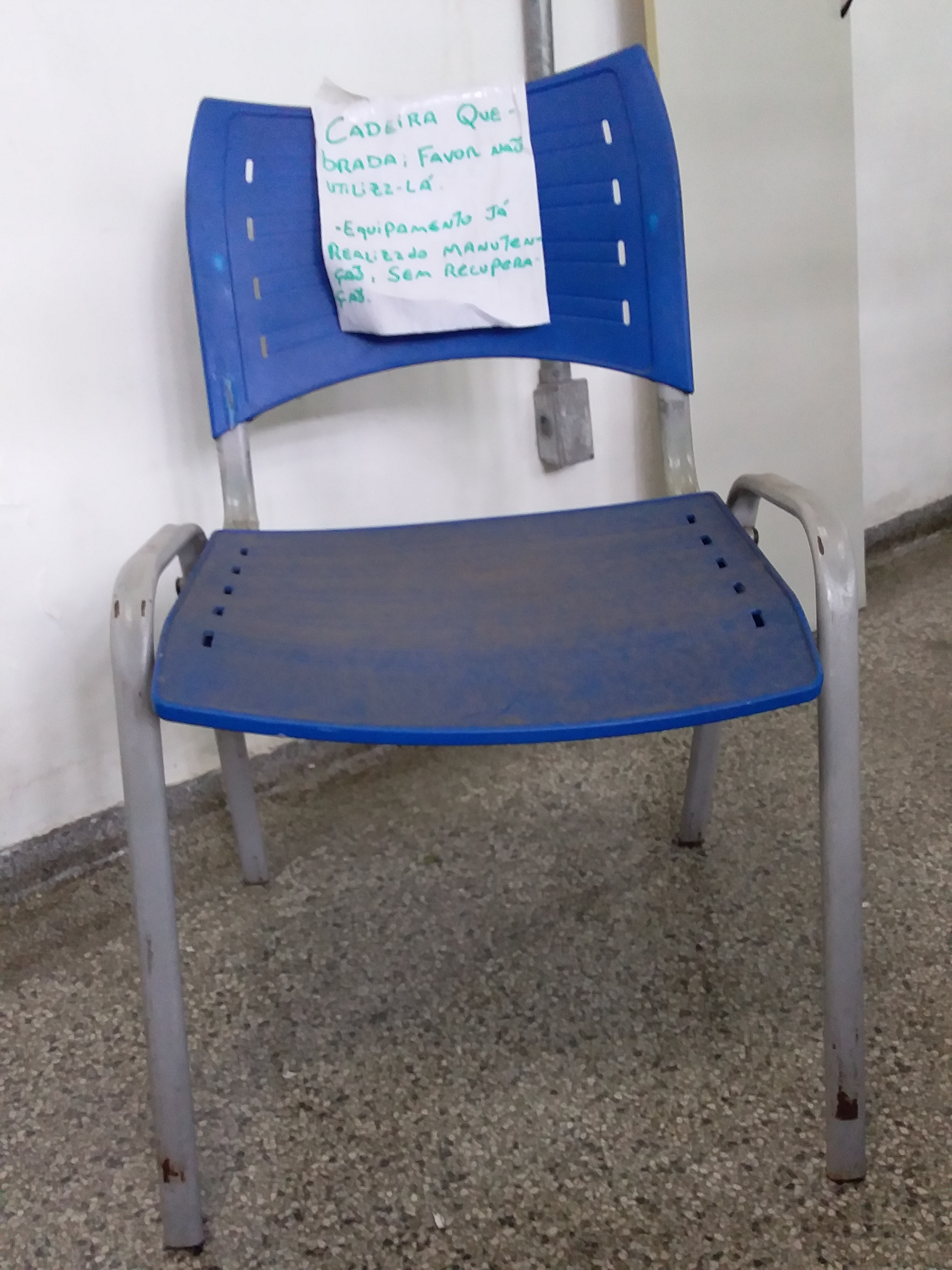 CADEIRA PLÁSTICA AZUL